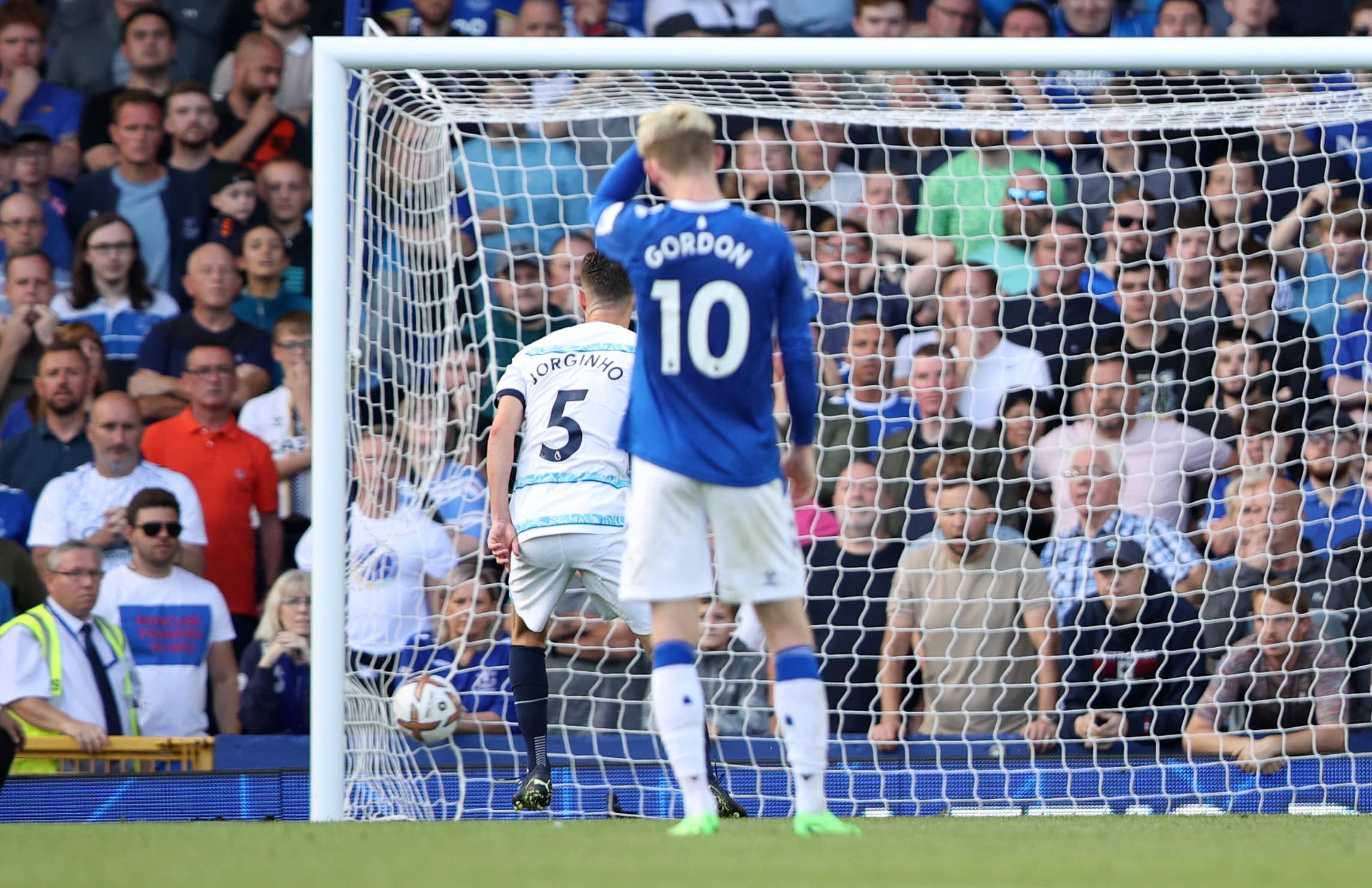 You are currently viewing Watch: Jorginho penalty earns Chelsea win at Everton