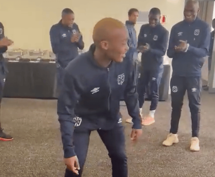 You are currently viewing Watch: Khanyisa Mayo showcase his dance moves
