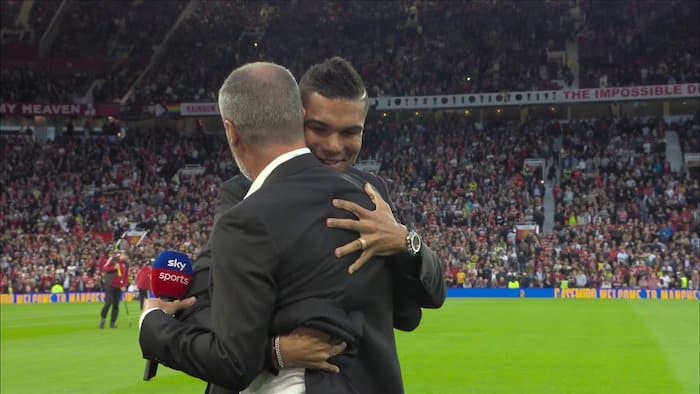 You are currently viewing Watch: Casemiro show his respect to Man Utd legend Roy Keane