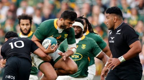 South Africa's centre Damian de Allende (C) is tackled by New Zealand's fly-half Richie Mo'unga (L/10) during the Rugby Championship international rugby match between South Africa and New Zealand at Emirates Airline Park in Johannesburg on August 13, 2022. (Photo by PHILL MAGAKOE / AFP) (Photo by PHILL MAGAKOE/AFP via Getty Images)