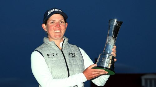 GULLANE, SCOTLAND - AUGUST 07: Ashleigh Buhai of South Africa poses with the AIG Women's Open trophy on the eighteenth green after winning the play-off to become the 2022 AIG Women's Open champion during Day Four of the AIG Women's Open at Muirfield on August 07, 2022 in Gullane, Scotland. (Photo by Octavio Passos/Getty Images)