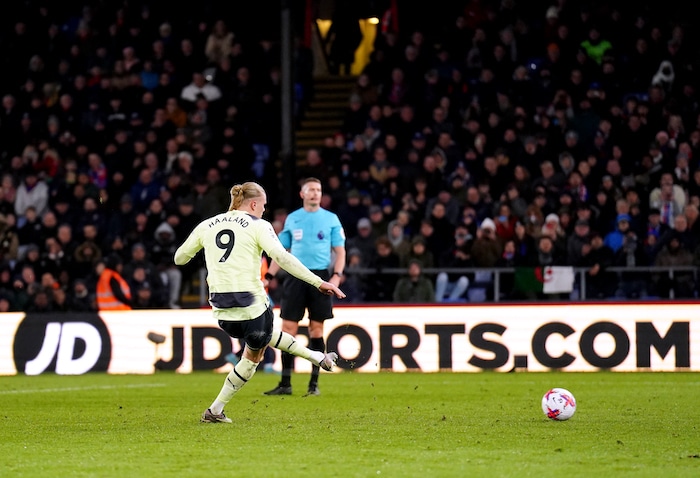 You are currently viewing Haaland’s late penalty rescues Man City against Palace