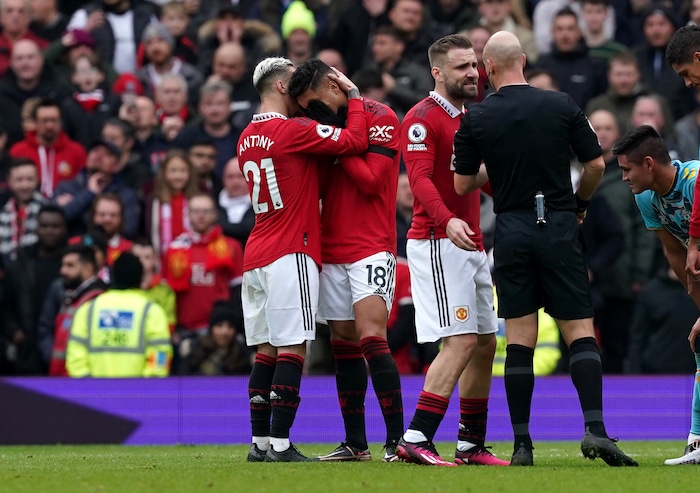 You are currently viewing Ten Hag hits back at “inconsistent” officials after Casemiro red card