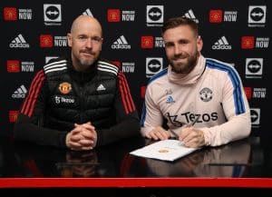 Read more about the article Shaw extends Man Utd stay until 2027