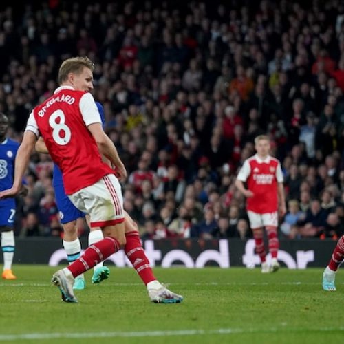 Arsenal defeat Chelsea to keep title bid alive