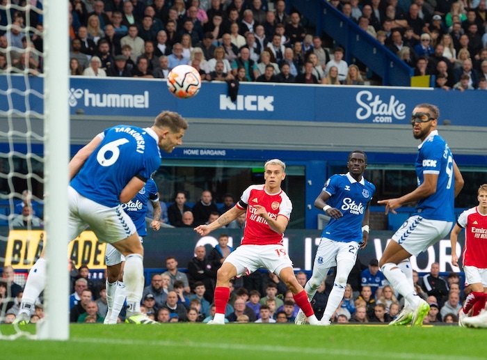 You are currently viewing Trossard fires Arsenal past Everton