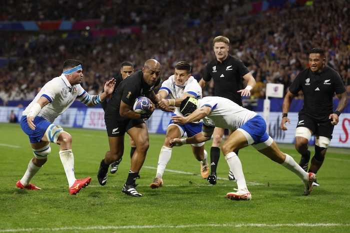 You are currently viewing All Blacks move closer to quarter-finals after crushing Italy