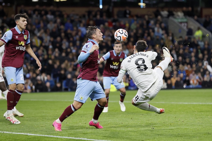 You are currently viewing Fernandes stunner earns Man Utd win over Burnley