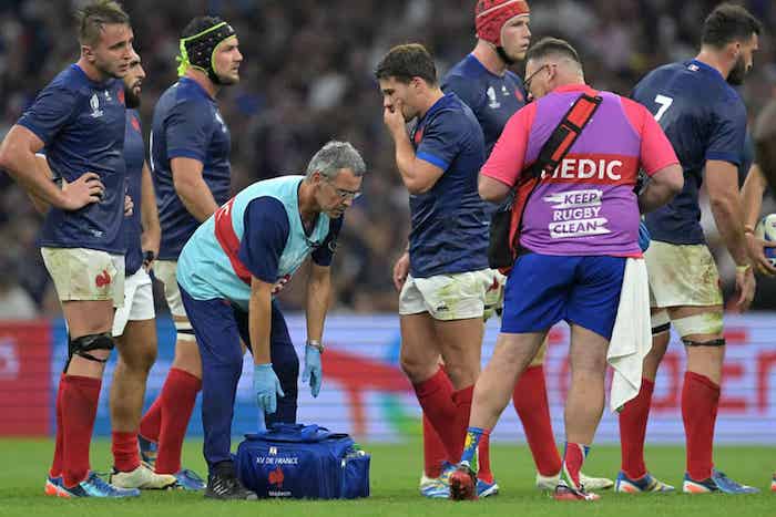 You are currently viewing France star Antoine Dupont suffers suspected jaw fracture