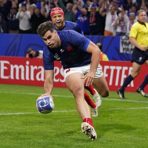 France cruise past Italy to reach Rugby World Cup quarters