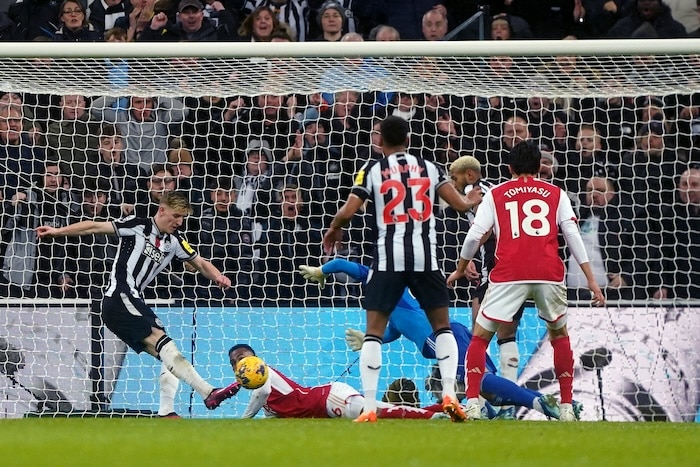 You are currently viewing Controversial Gordon goal sees Newcastle end Arsenal’s unbeaten run