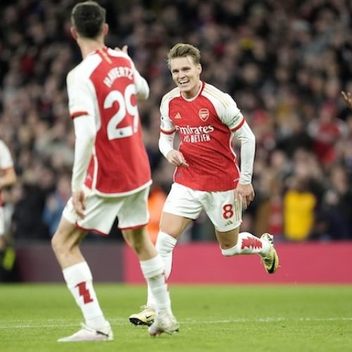 Arsenal return to top after Luton win