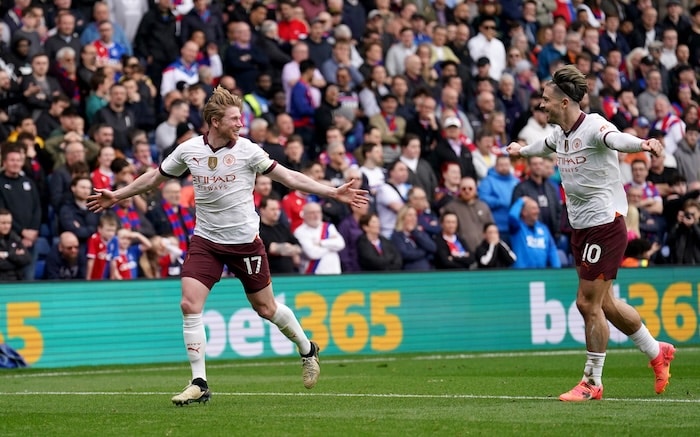 You are currently viewing De Bruyne brace inspires Man City to victory over Palace