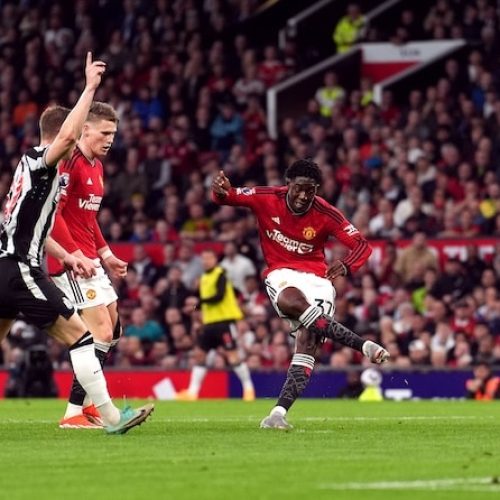 Man Utd edge Newcastle to move level on points