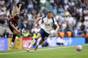 Read more about the article Van de Ven talks London derby ahead of West Ham clash