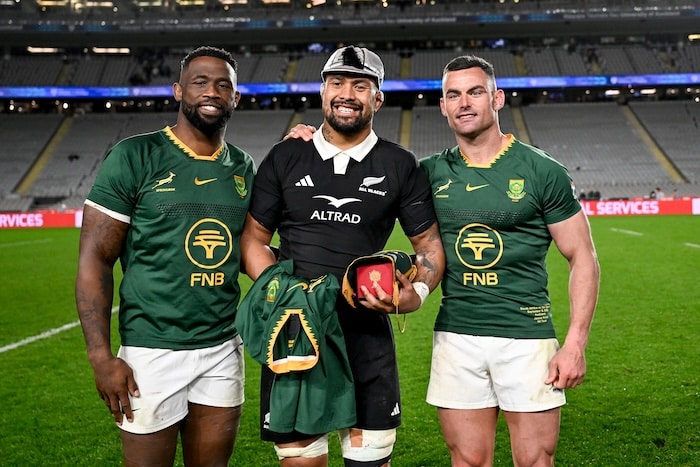 You are currently viewing WATCH: Kriel, Kolisi honour Savea after 100th Test cap