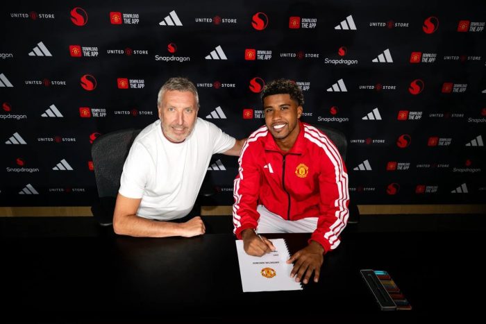 You are currently viewing Man Utd complete £50m move for Santos from Chelsea